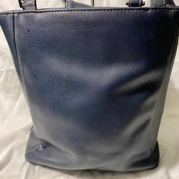Liz Claiborne Navy blue hand bag. Gently used zip and snap closure - Picture 13 of 14